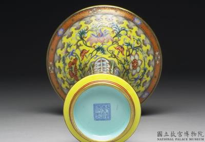 图片[2]-Ku vase in yang-ts’ai enamels with plantain leaves decoration on yellow ground, Ch’ien-lung reign, Ching Dynasty-China Archive